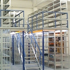 Vanerinen välitaso pientarvikehyllyn päällä