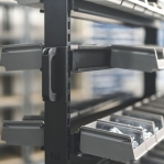 Laatikkoteline 972x613x1667 ottolaatikoilla 250x148x130 36kpl + 170x105x75 64kpl