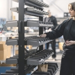 Laatikkoteline 972x613x1667 ottolaatikoilla 250x148x130 36kpl + 170x105x75 64kpl