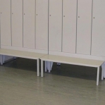 Istuinpenkki maalatulla teräslevyllä 800x290x420